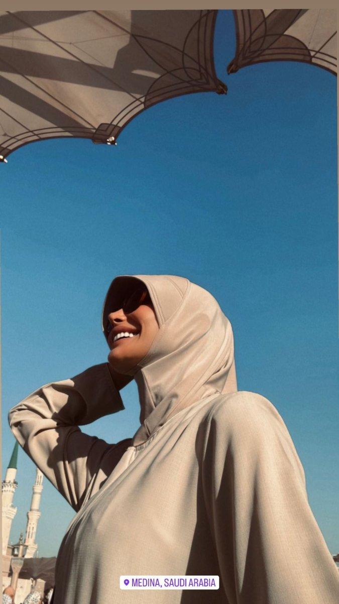 Umreye giden Emina Jahovic'ten başörtülü fotoğraf geldi