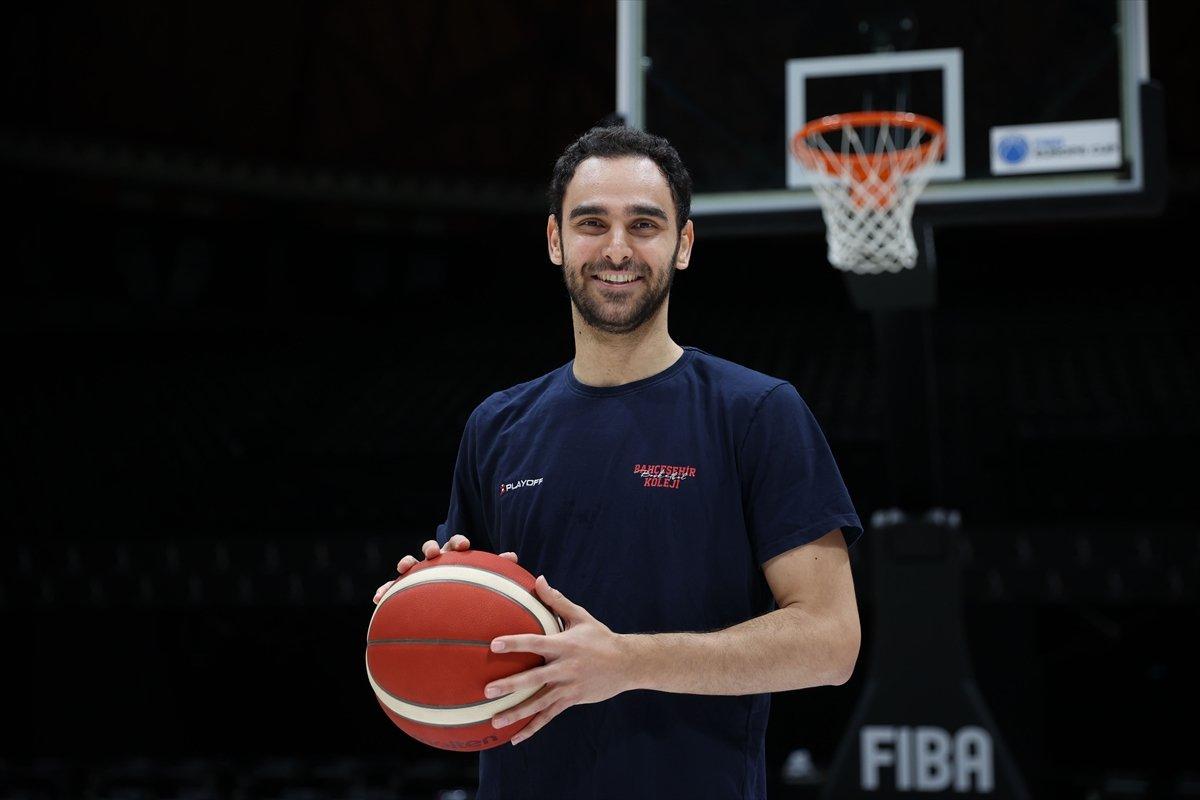 Hande Erçel, Kartal Özmızrak'la aşk yaşamaya başladı