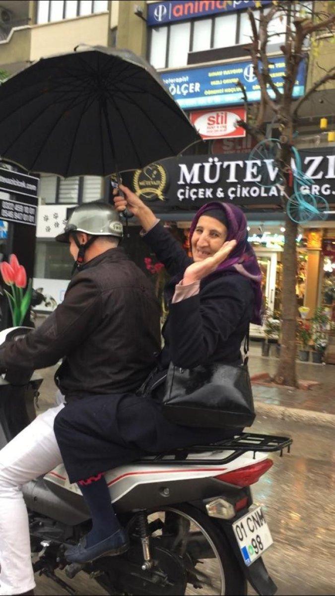 Adana'da sağanak yağışta kocasına şemsiye tuttu