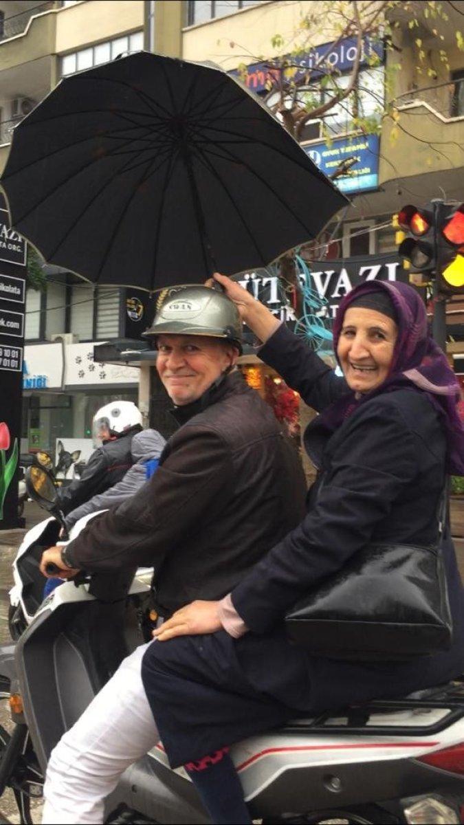 Adana'da sağanak yağışta kocasına şemsiye tuttu