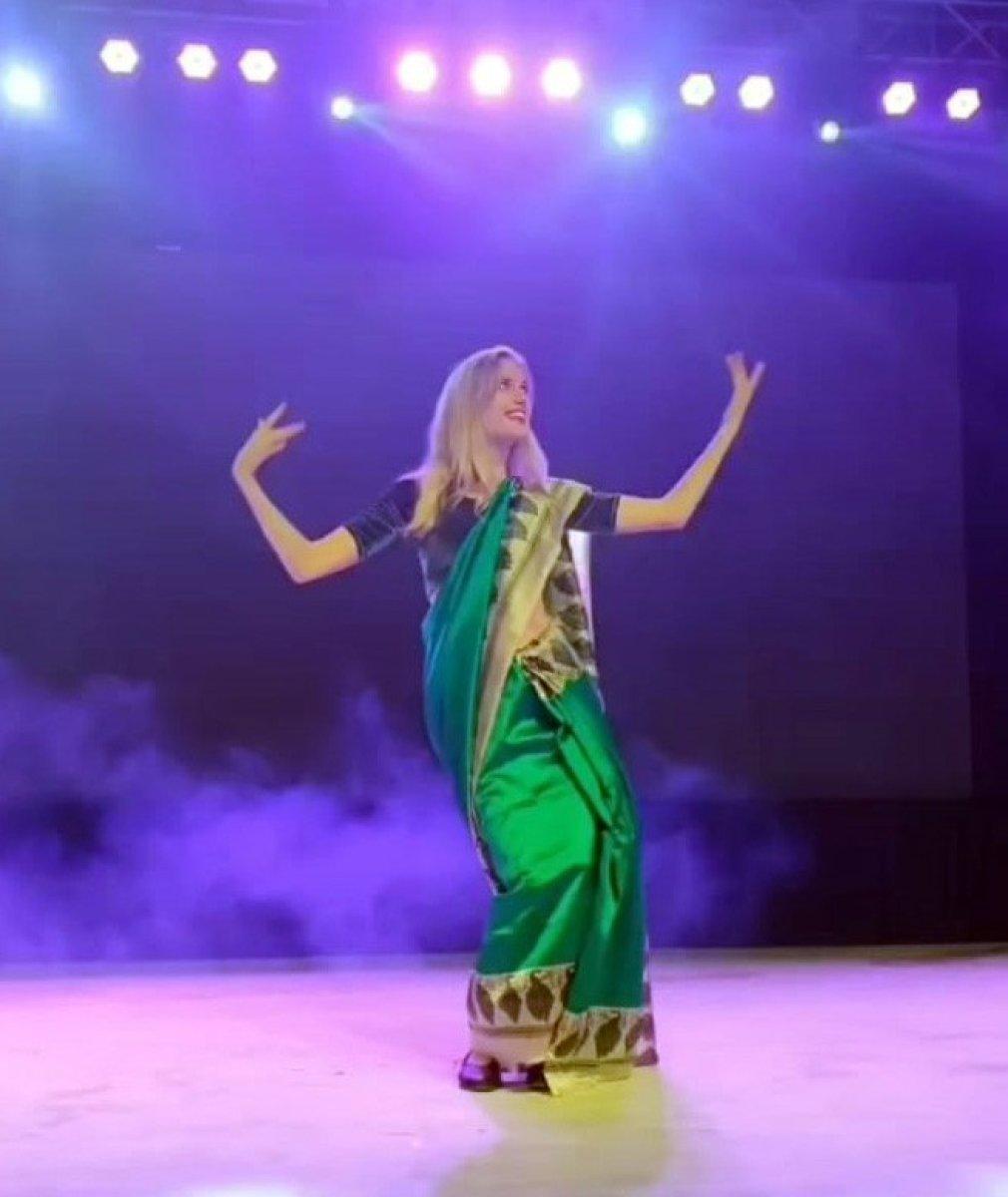 Wilma Elles'ten Hint dansı performansı