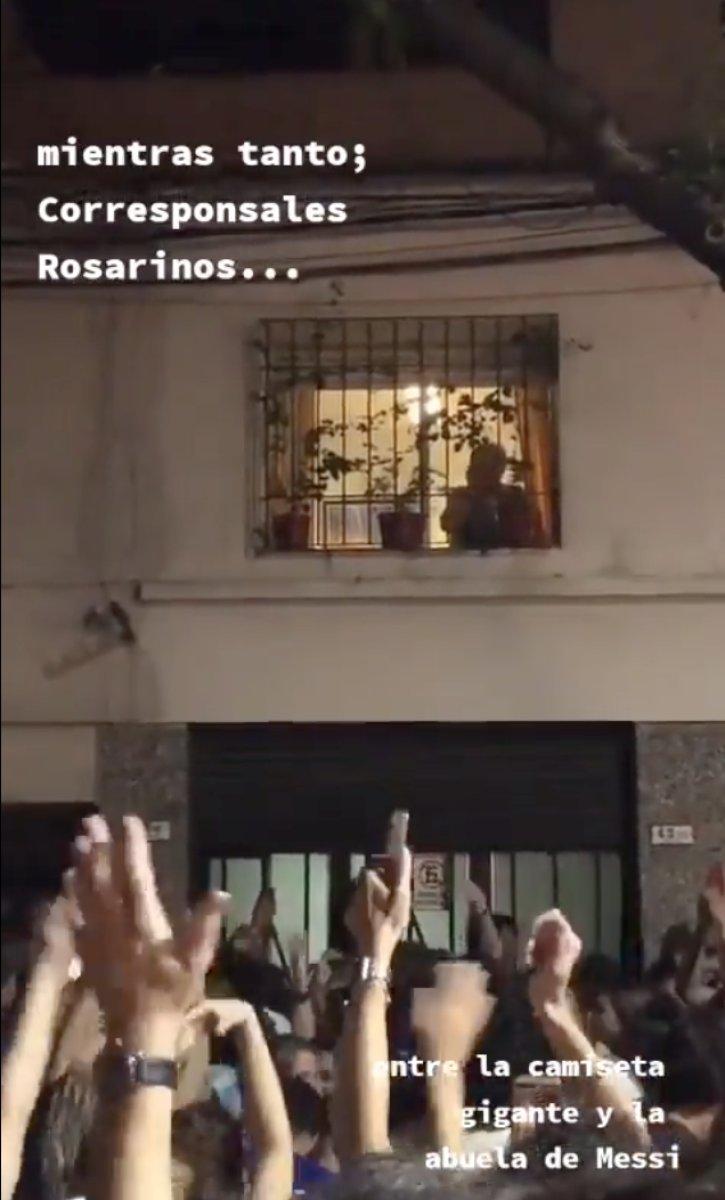 Arjantinli taraftarlar Messi'nin büyükannesinin evinin önünde alkış tuttu