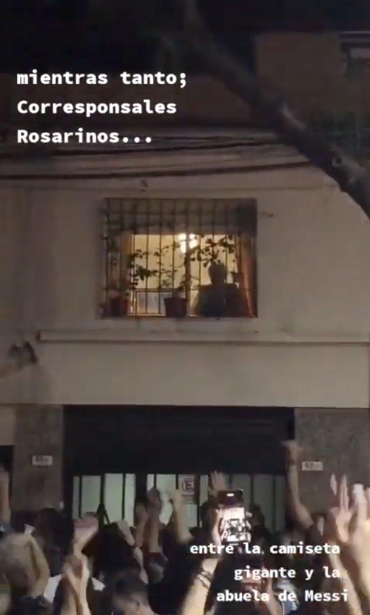 Arjantinli taraftarlar Messi'nin büyükannesinin evinin önünde alkış tuttu