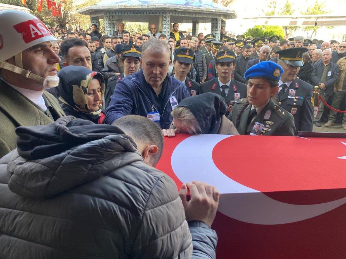 Pençe-Kilit şehidi Üsteğmen Yavuz, toprağa verildi 