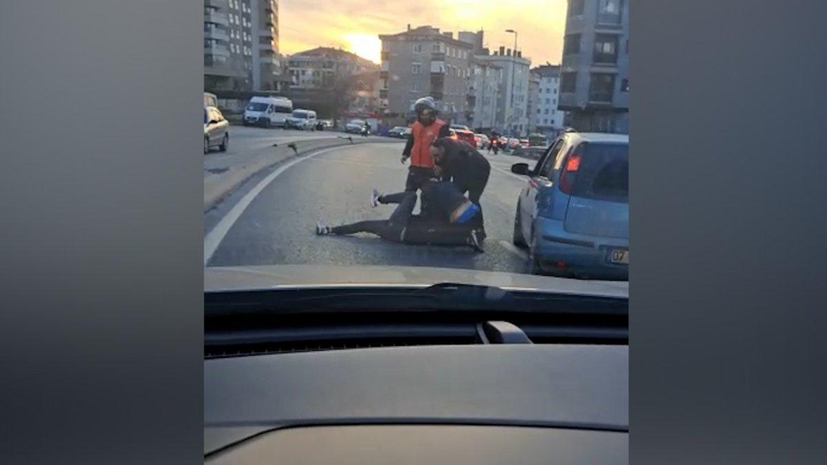 İstanbul trafiğinde kaza yapan sürücüler birbirine girdi