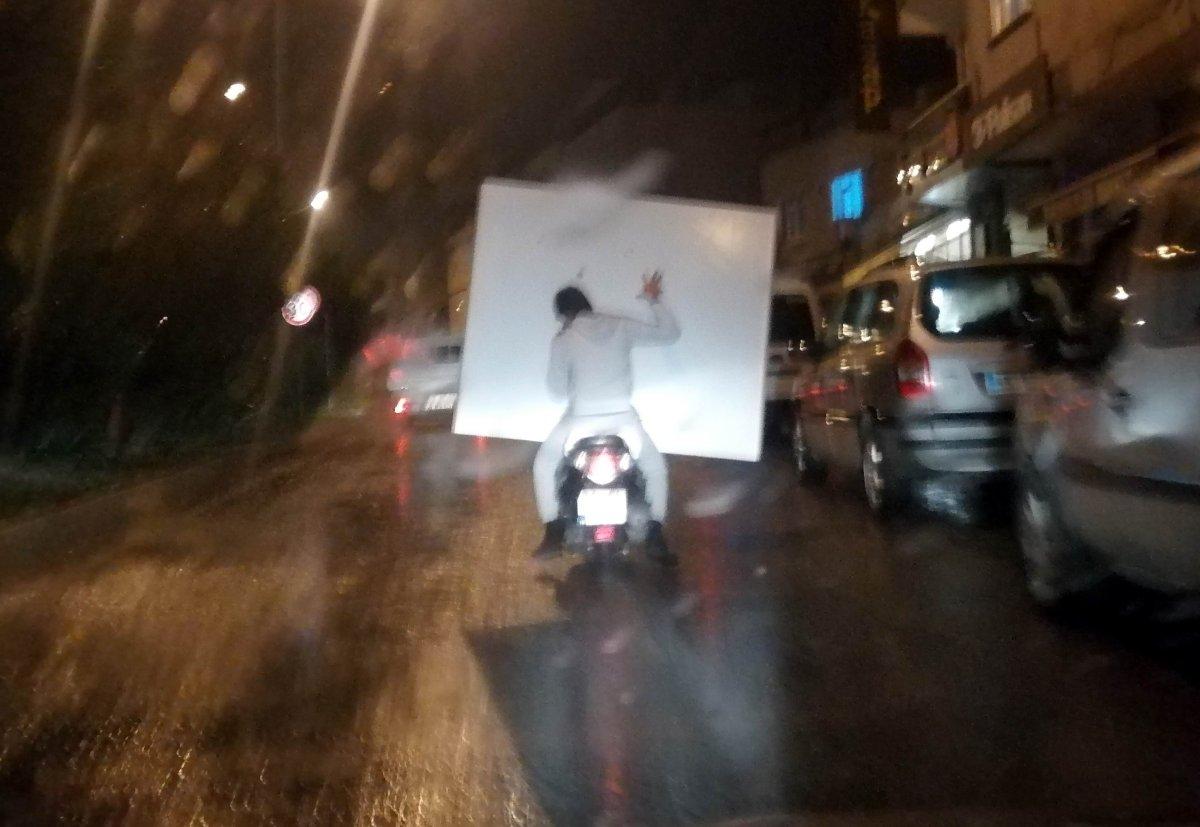 Samsun'da motosikletle plastik levha taşıdılar