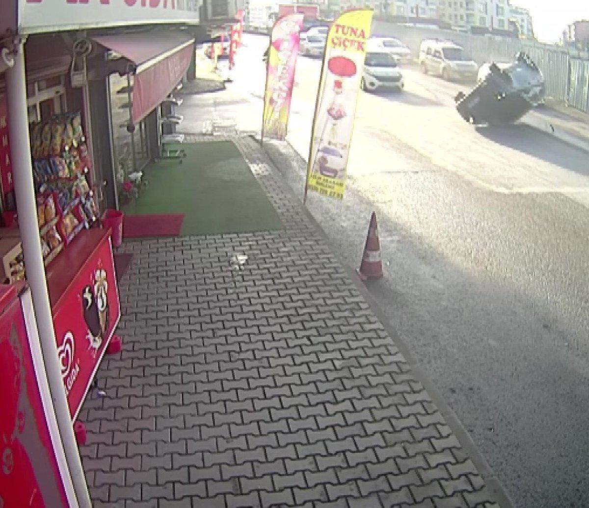 Ümraniye’de sollamaya çalıştığı araçla çarpışan cip takla attı