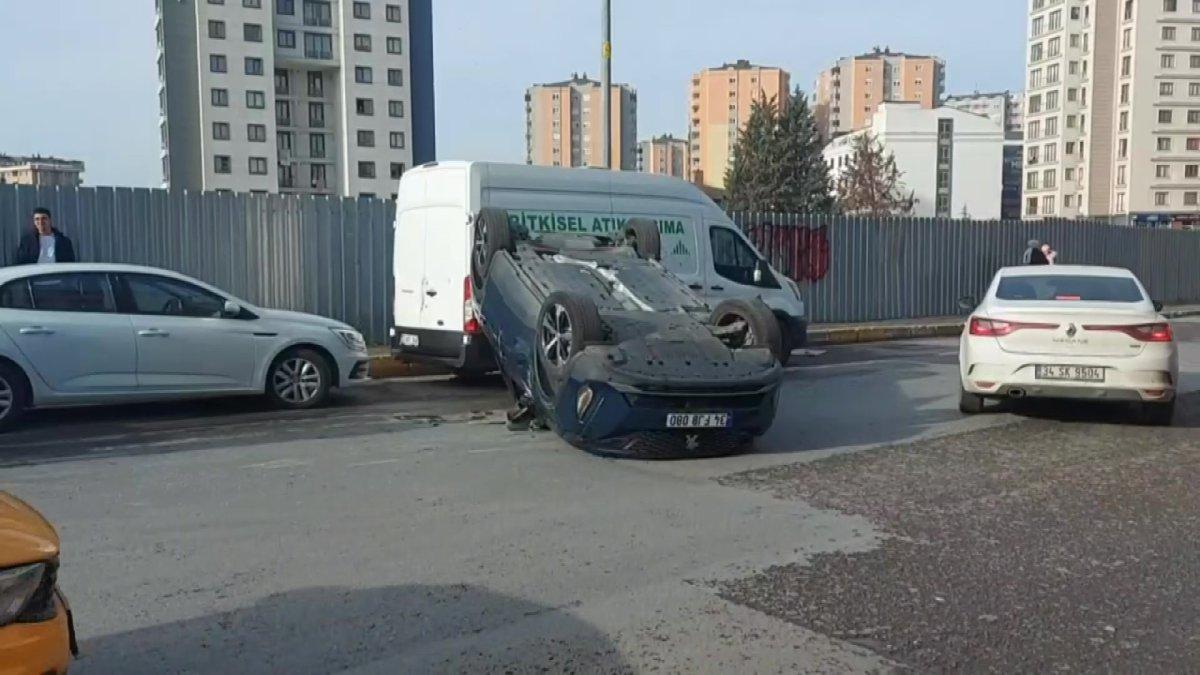 Ümraniye’de sollamaya çalıştığı araçla çarpışan cip takla attı