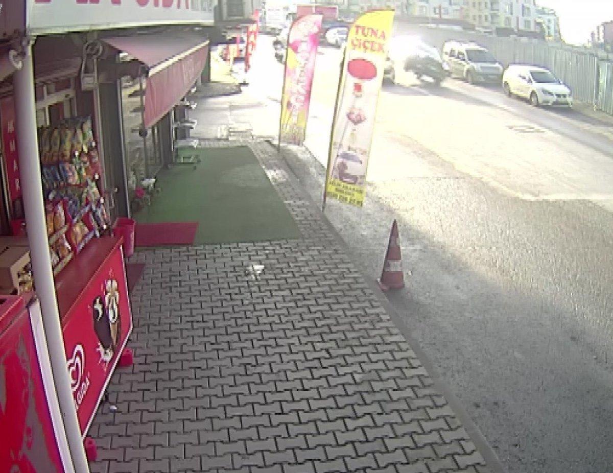 Ümraniye’de sollamaya çalıştığı araçla çarpışan cip takla attı