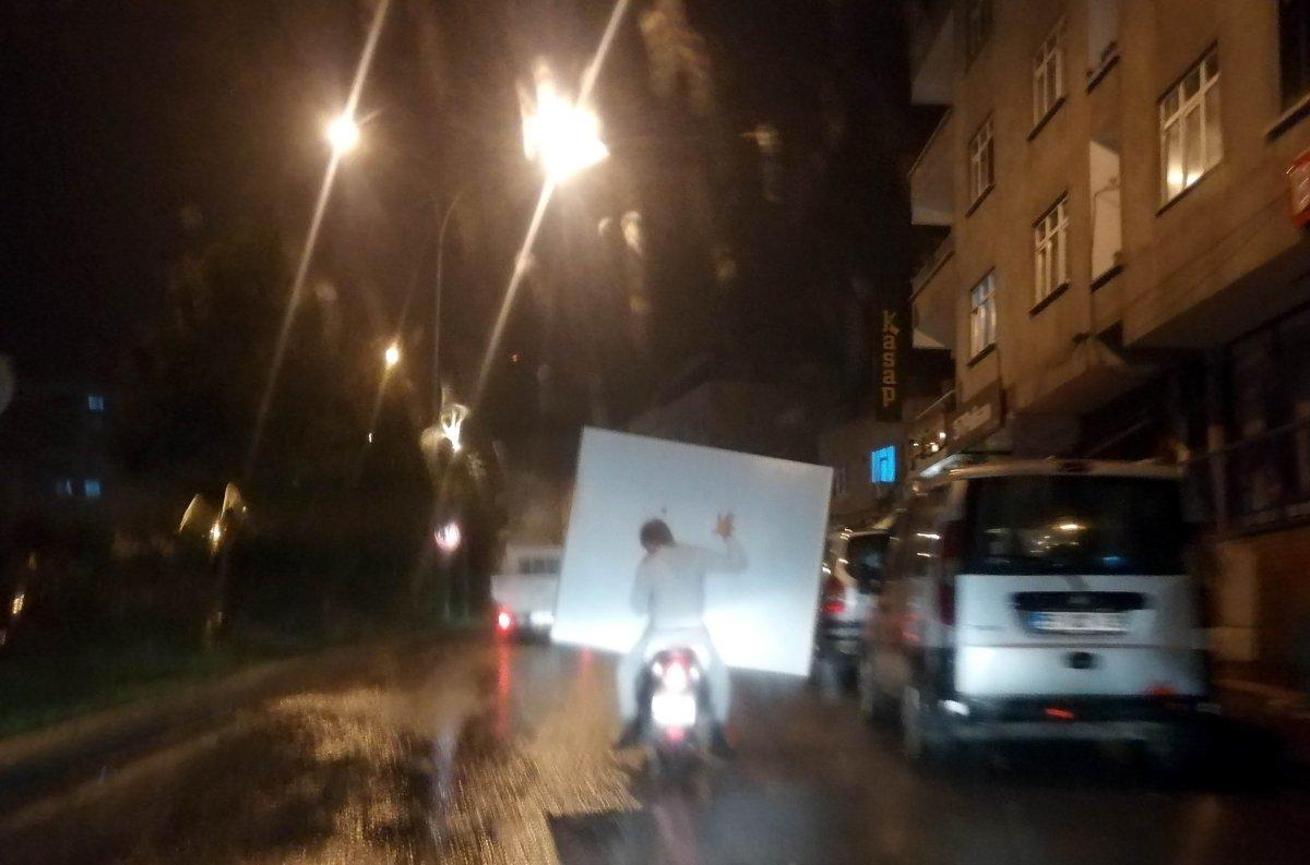 Samsun'da motosikletle plastik levha taşıdılar