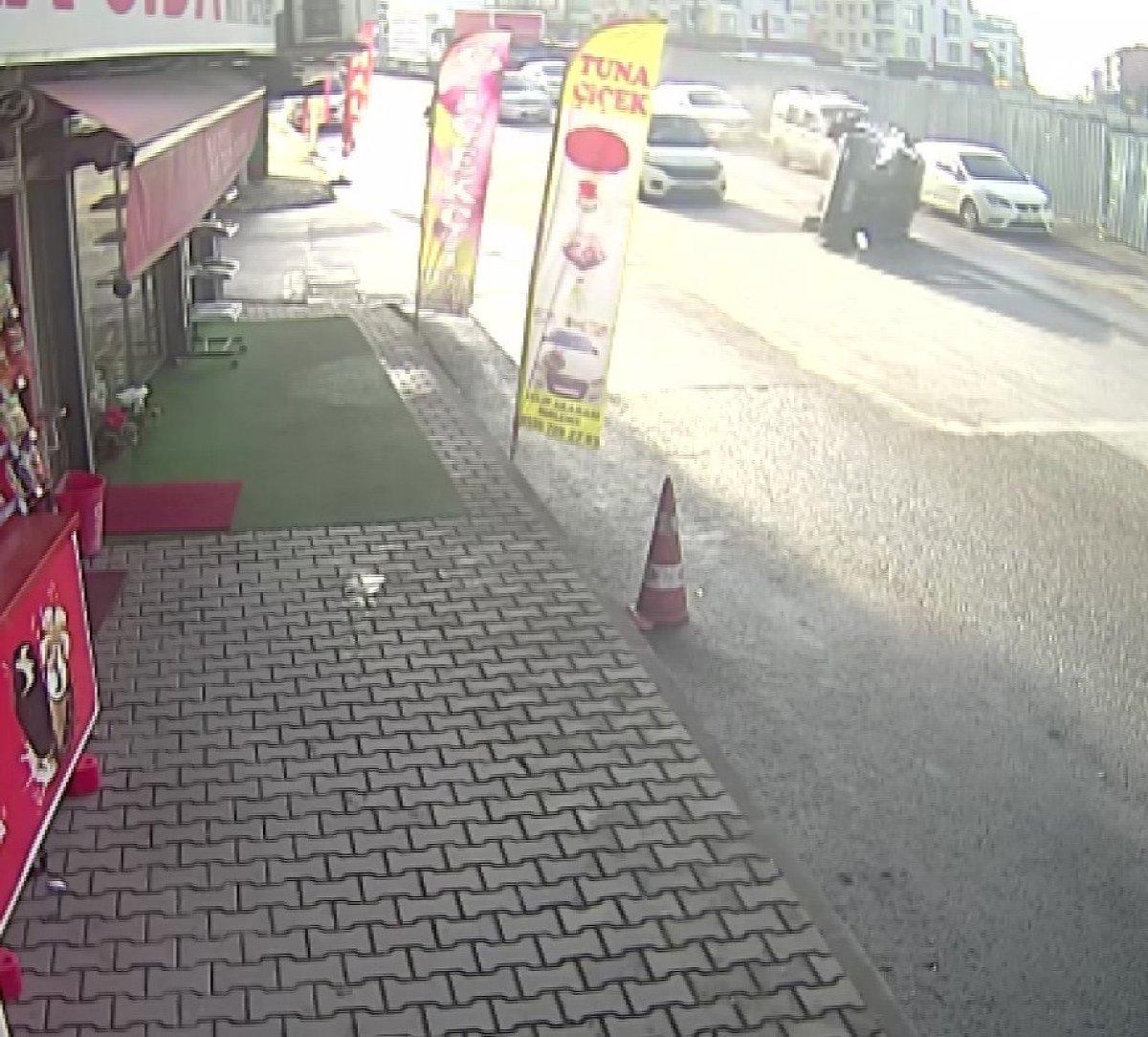 Ümraniye’de sollamaya çalıştığı araçla çarpışan cip takla attı