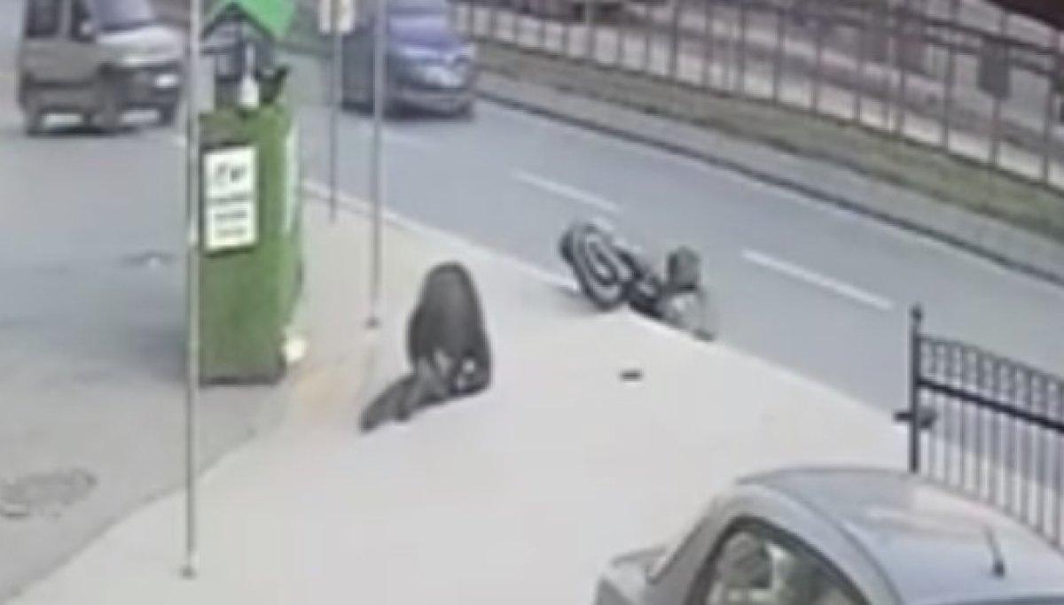 Sultangazi'de yolcu almak için manevra yapınca motosiklet çarptı