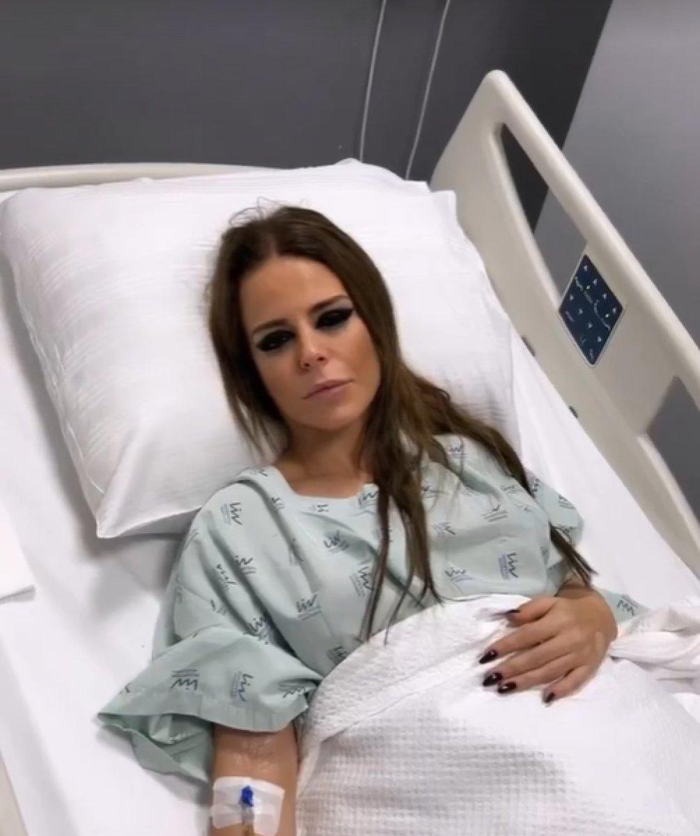 Simge Sağın konser öncesi hastaneye kaldırıldı