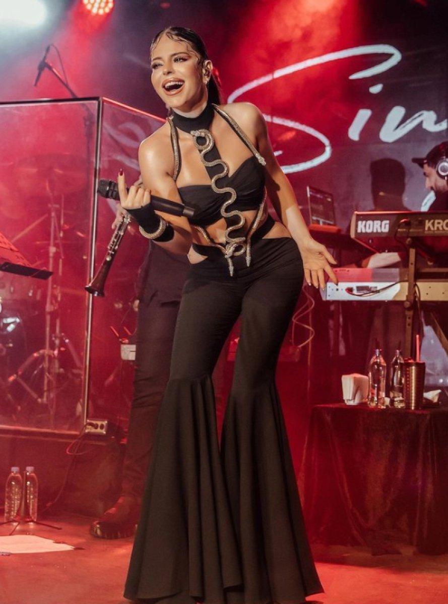 Simge Sağın konser öncesi hastaneye kaldırıldı