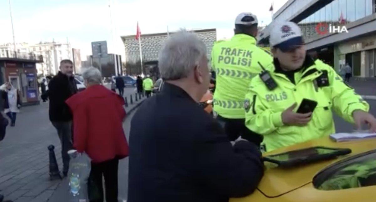 Taksim’de ruhsatsız çalışan taksiler, trafikten men edildi