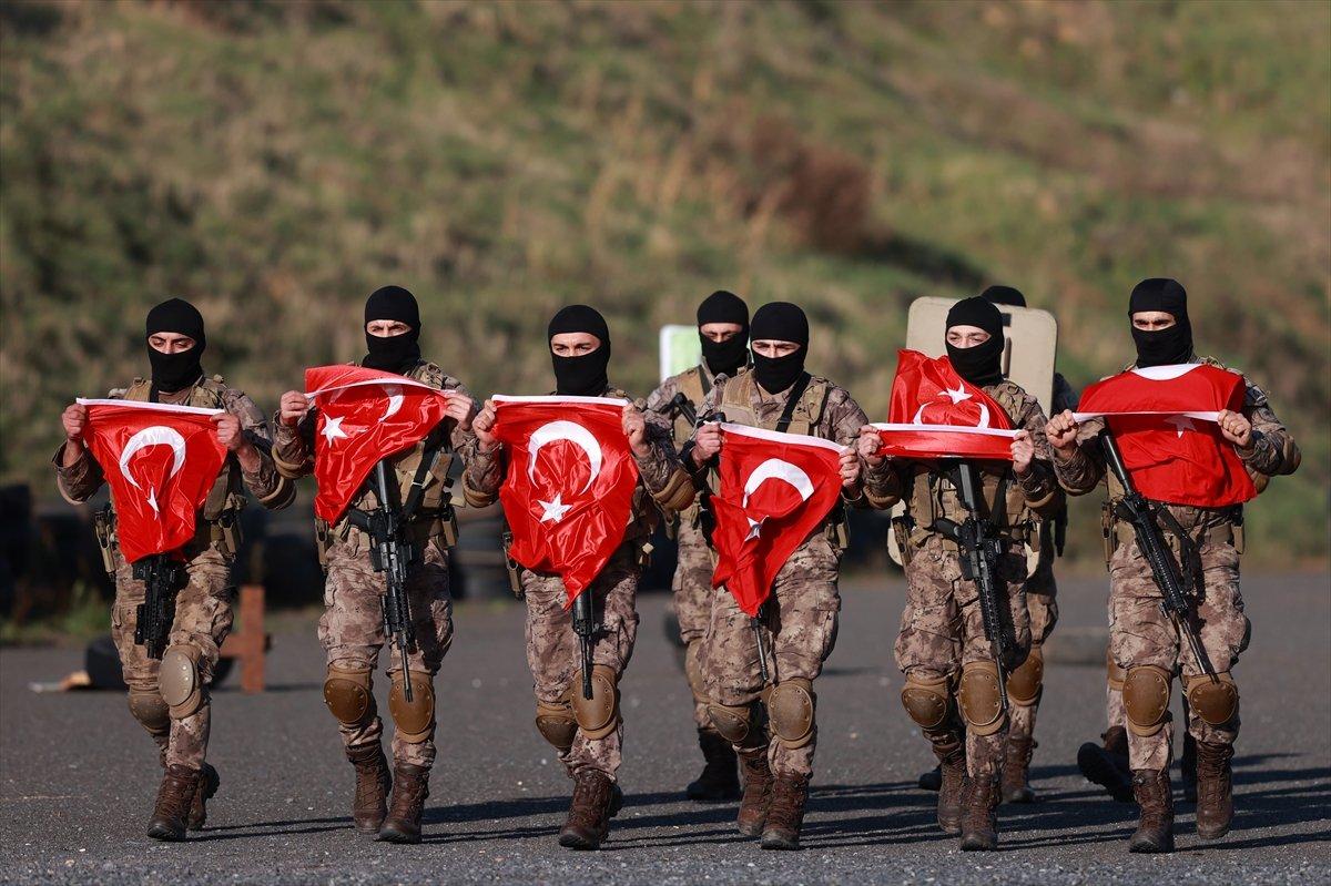 İstanbul'da özel harekat polisleri yıl sonu tatbikatı ile güven verdi
