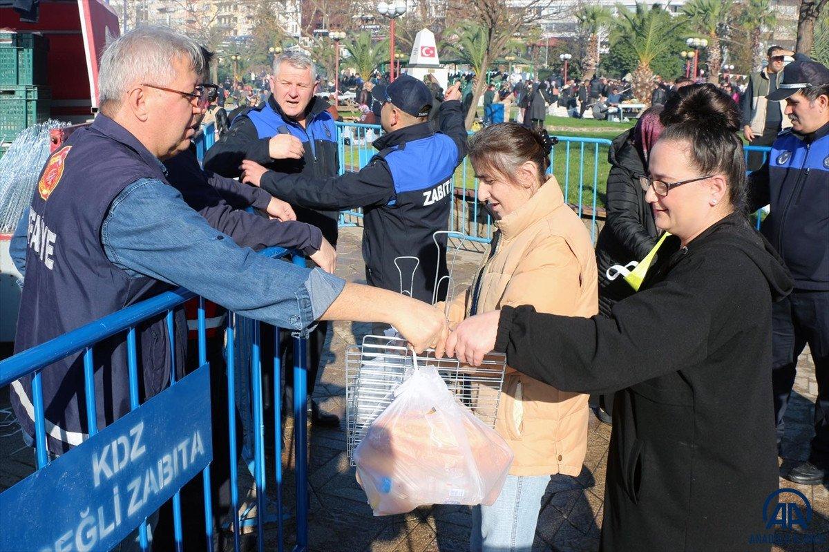 Zonguldak'ta hamsi festivalinde 15 ton balık dağıtıldı