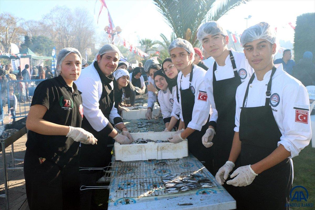 Zonguldak'ta hamsi festivalinde 15 ton balık dağıtıldı