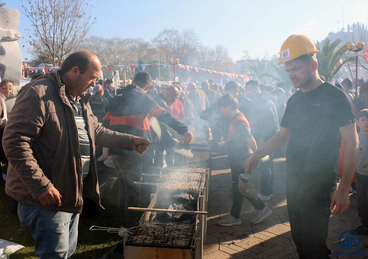 Zonguldak'ta hamsi festivalinde 15 ton balık dağıtıldı