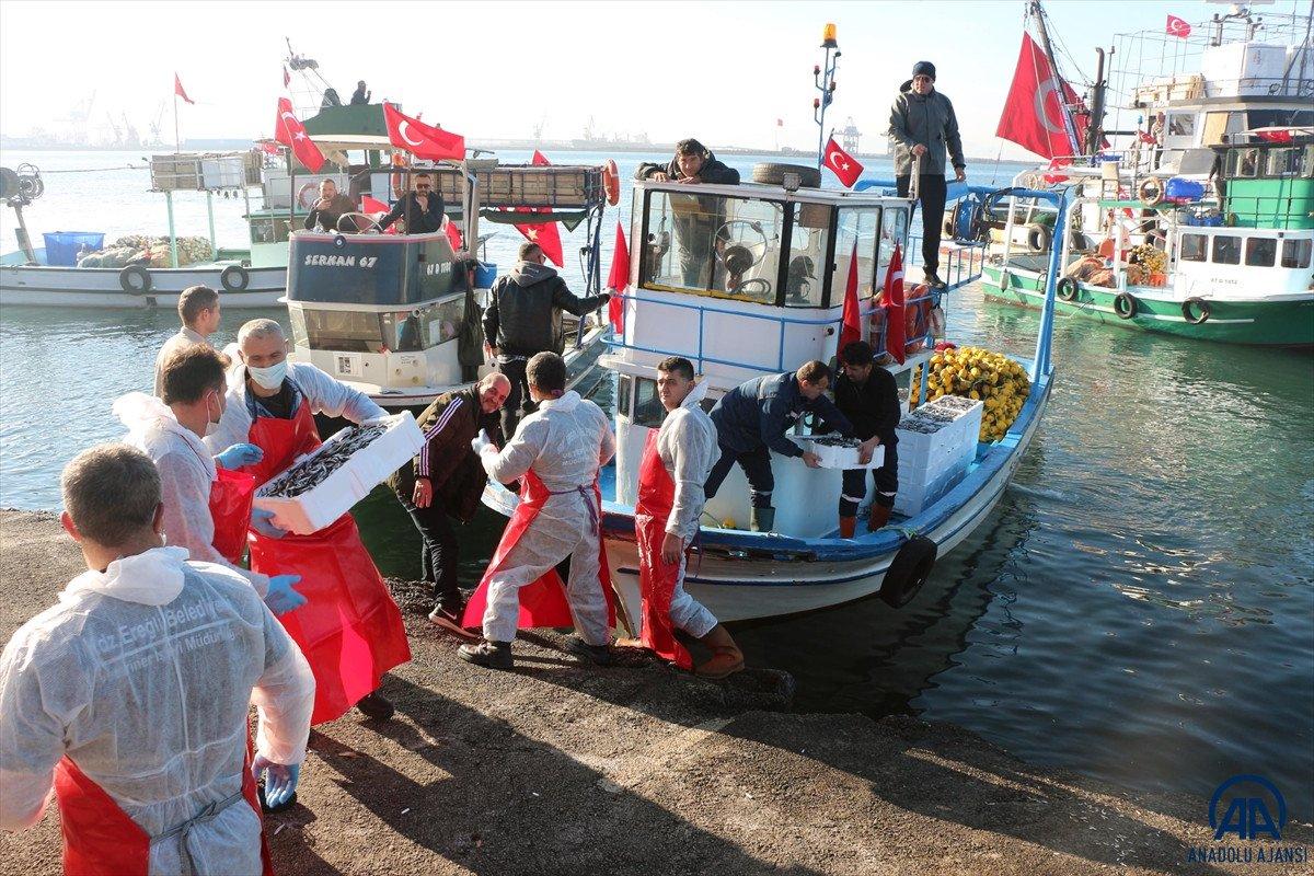 Zonguldak'ta hamsi festivalinde 15 ton balık dağıtıldı