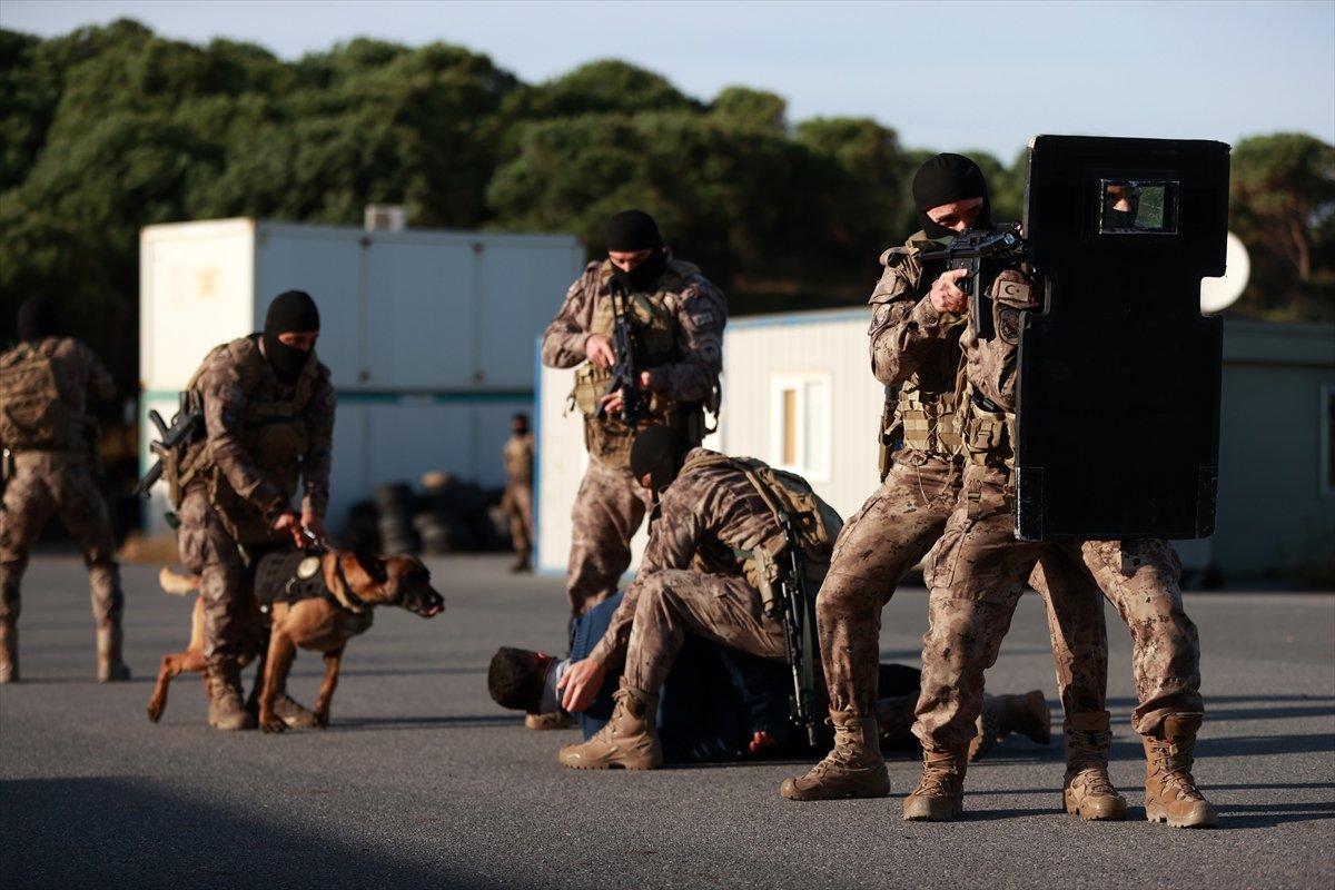 İstanbul'da özel harekat polisleri yıl sonu tatbikatı ile güven verdi