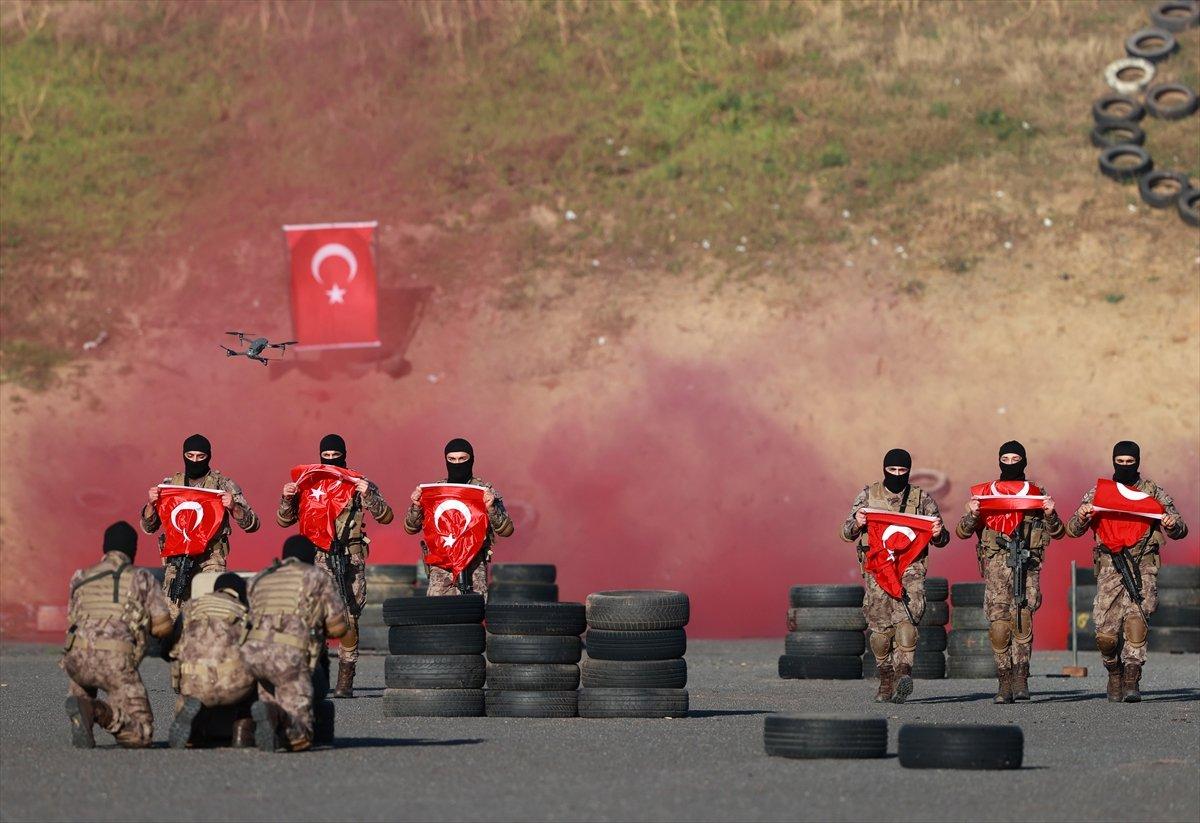 İstanbul'da özel harekat polisleri yıl sonu tatbikatı ile güven verdi