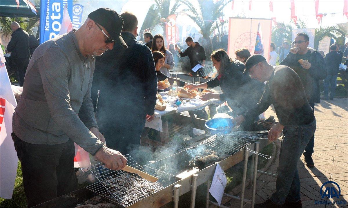 Zonguldak'ta hamsi festivalinde 15 ton balık dağıtıldı