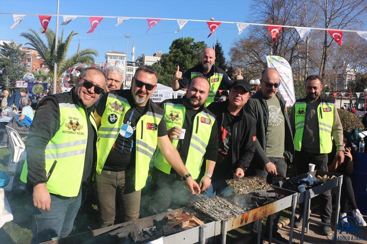 Zonguldak'ta hamsi festivalinde 15 ton balık dağıtıldı