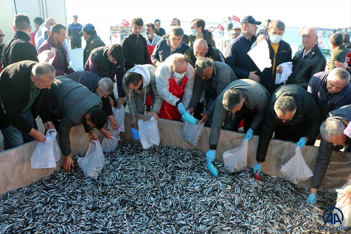 Zonguldak'ta hamsi festivalinde 15 ton balık dağıtıldı