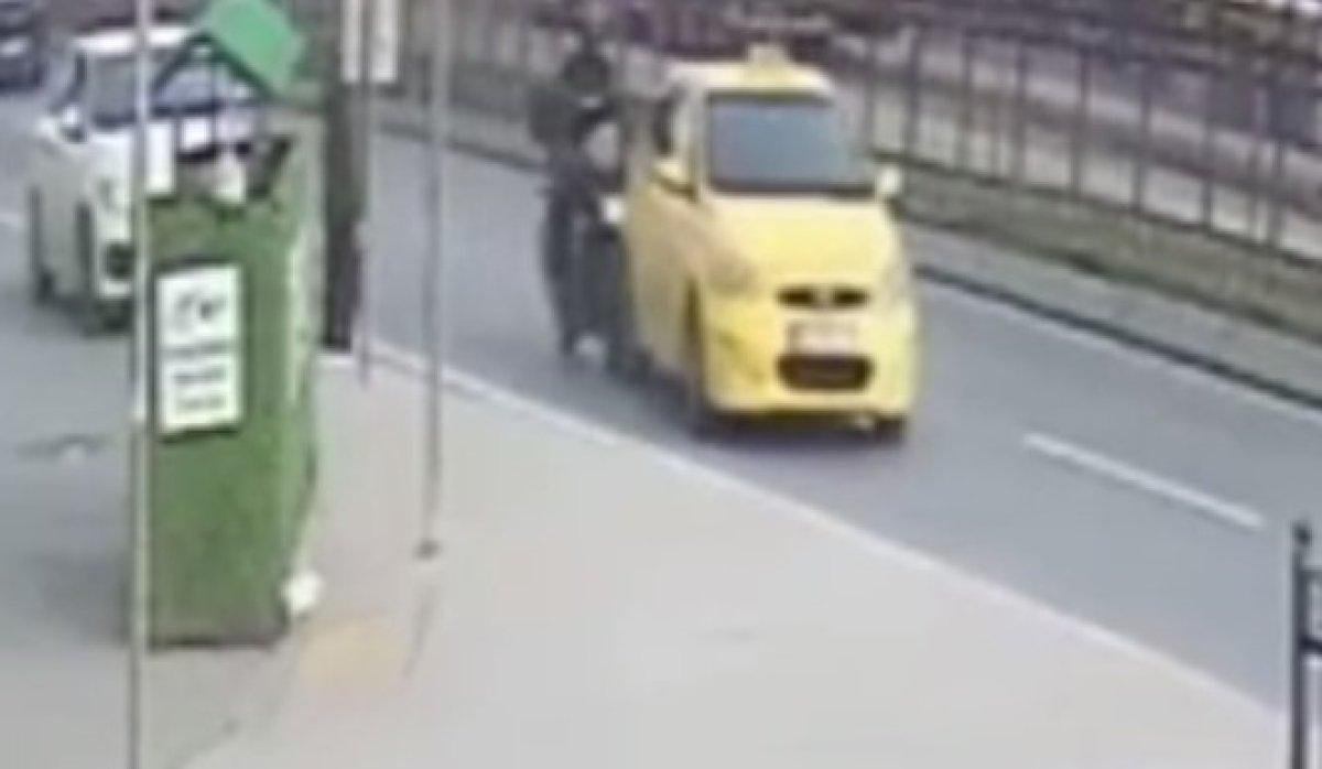 Sultangazi'de yolcu almak için manevra yapınca motosiklet çarptı