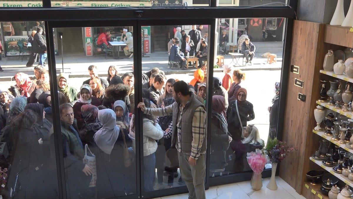 Kocaeli'de mağaza açılışında izdiham oluştu, eşyalar kırıldı