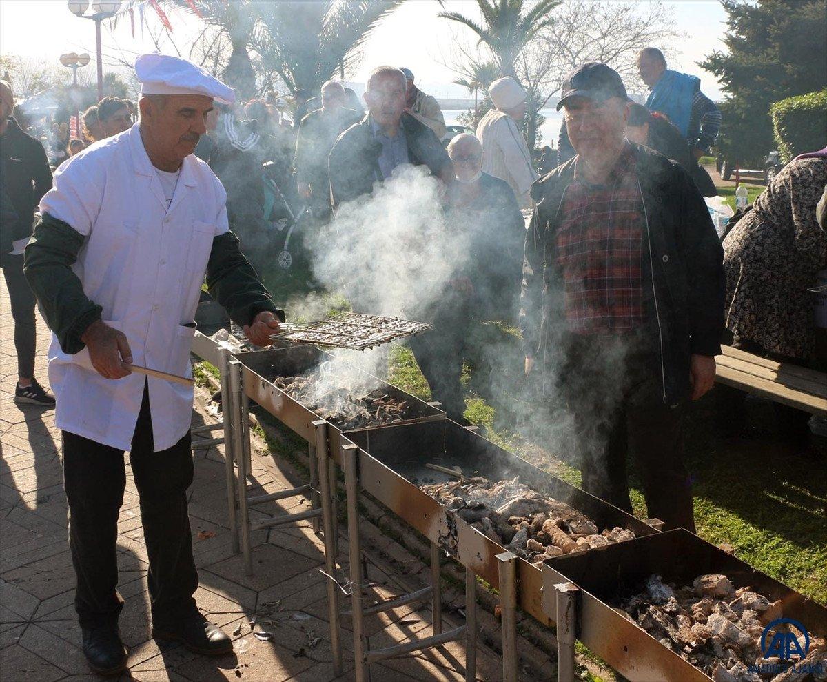 Zonguldak'ta hamsi festivalinde 15 ton balık dağıtıldı