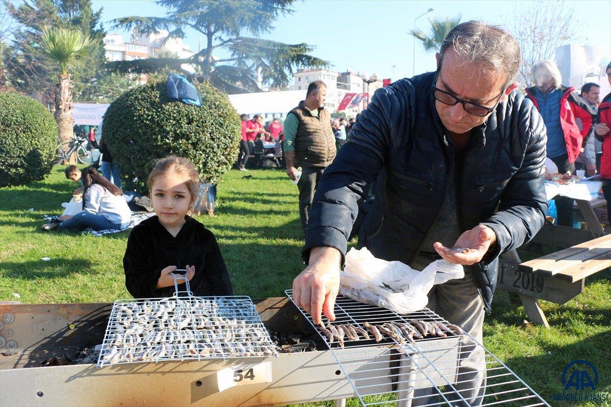 Zonguldak'ta hamsi festivalinde 15 ton balık dağıtıldı