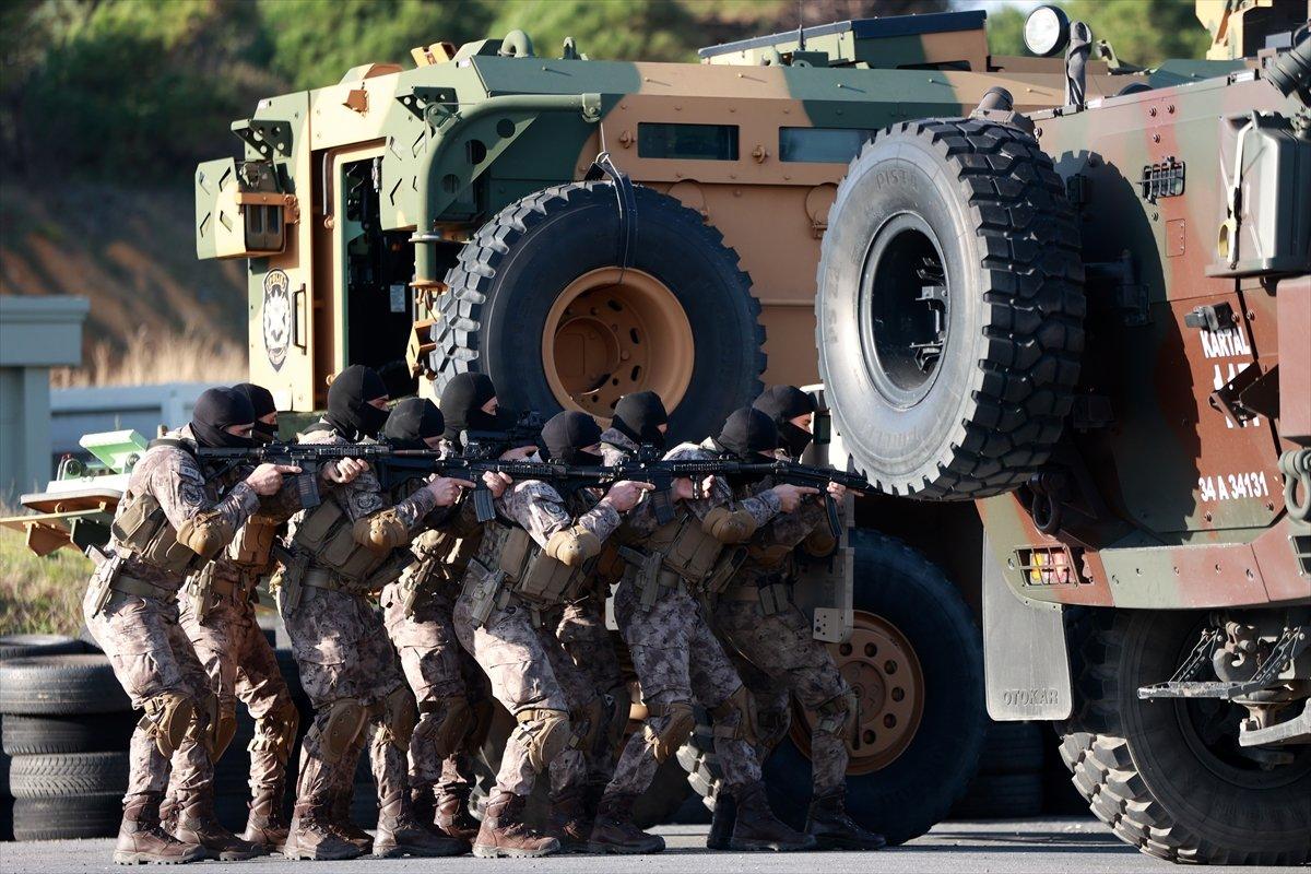 İstanbul'da özel harekat polisleri yıl sonu tatbikatı ile güven verdi
