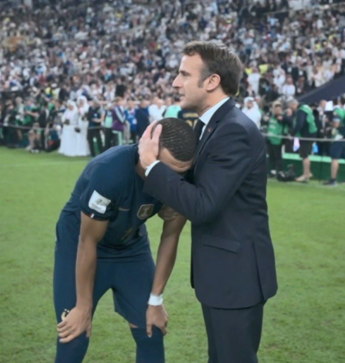 Emmanuel Macron, Kylian Mbappe'yi teselli etti