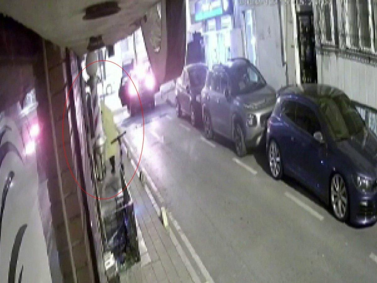 Fatih'te sarı yağmurluklu hırsızlık kamerada