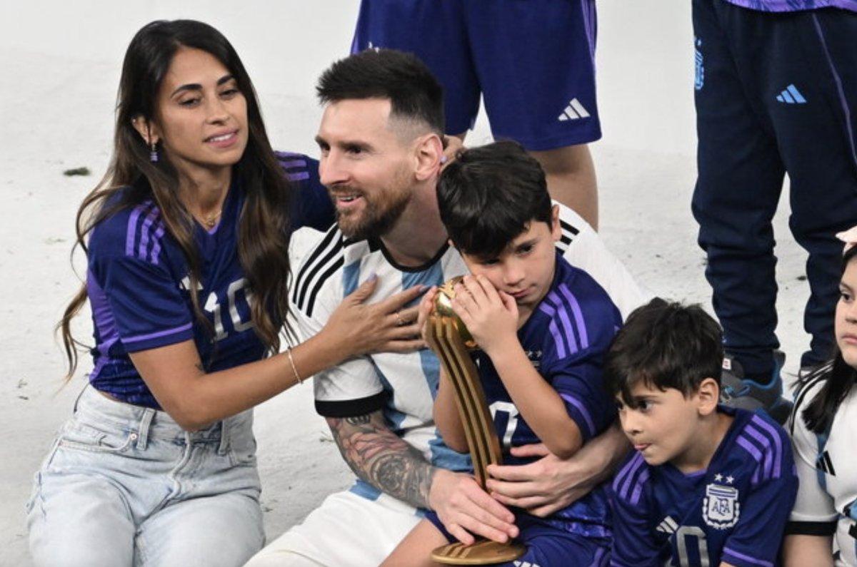 Lionel Messi, eşini Dünya Kupası'yla fotoğrafladı 