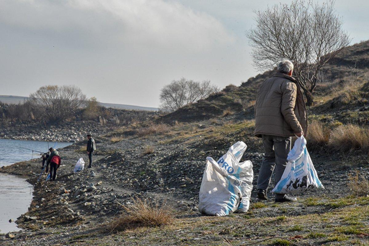 Eskişehir'de 20 yıldır gölet kıyılarını temizliyor