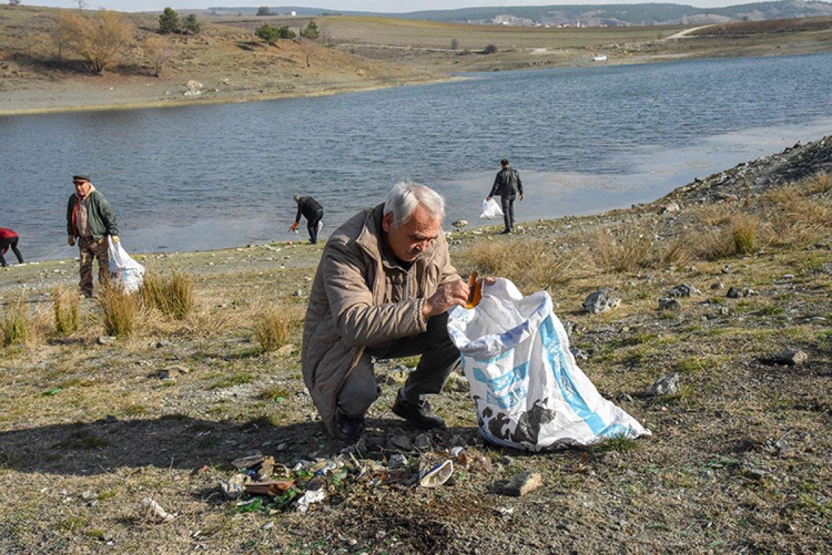 Eskişehir'de 20 yıldır gölet kıyılarını temizliyor