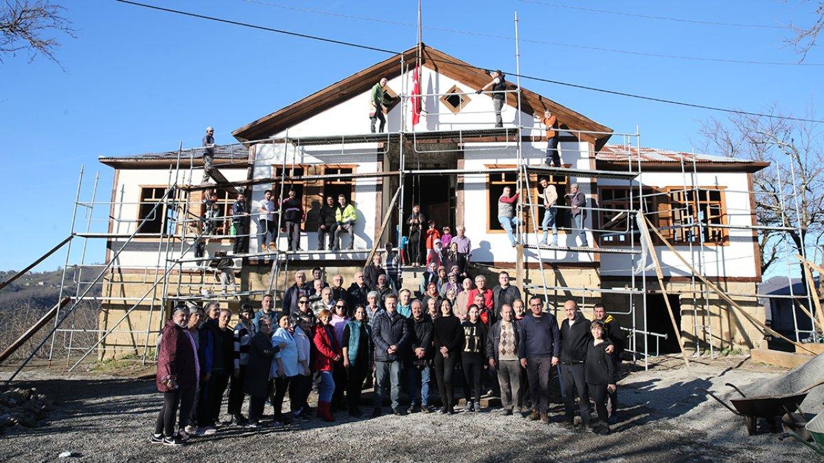 Giresun'da restore edilen tarihi okul önünde 90 yıl önceki fotoğraf yeniden çektirildi