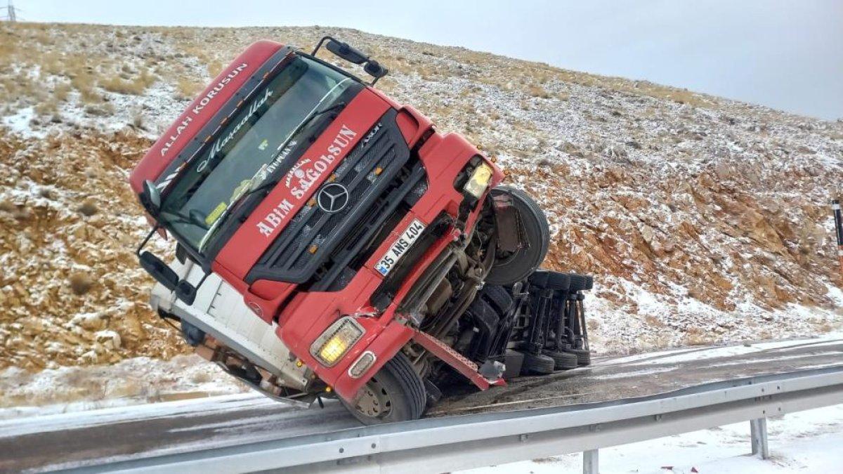 Sivas'ta polis, kazazedenin üzerini battaniyeyle örttü