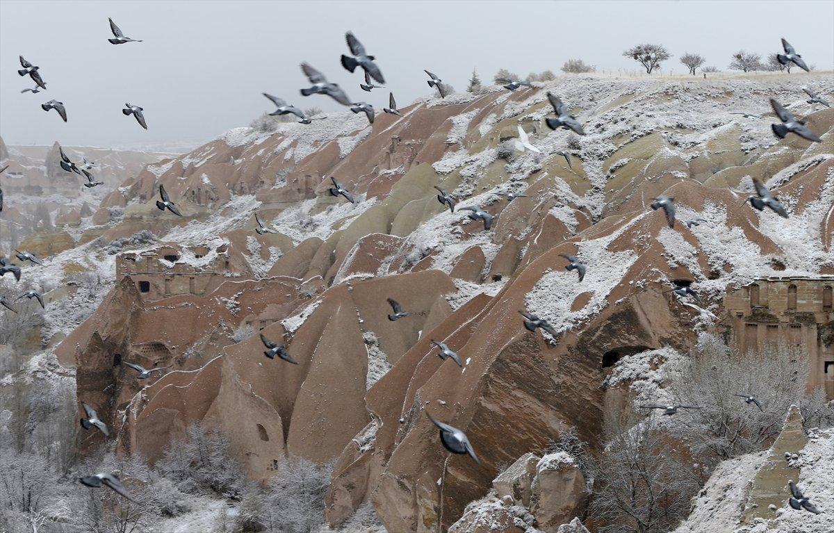 Kapadokya'daki kar yağışı turistlerden yoğun ilgi gördü