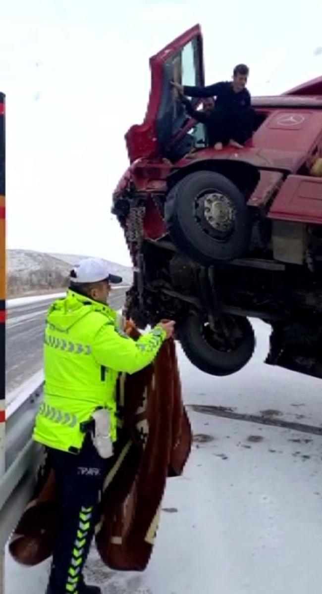 Sivas'ta polis, kazazedenin üzerini battaniyeyle örttü