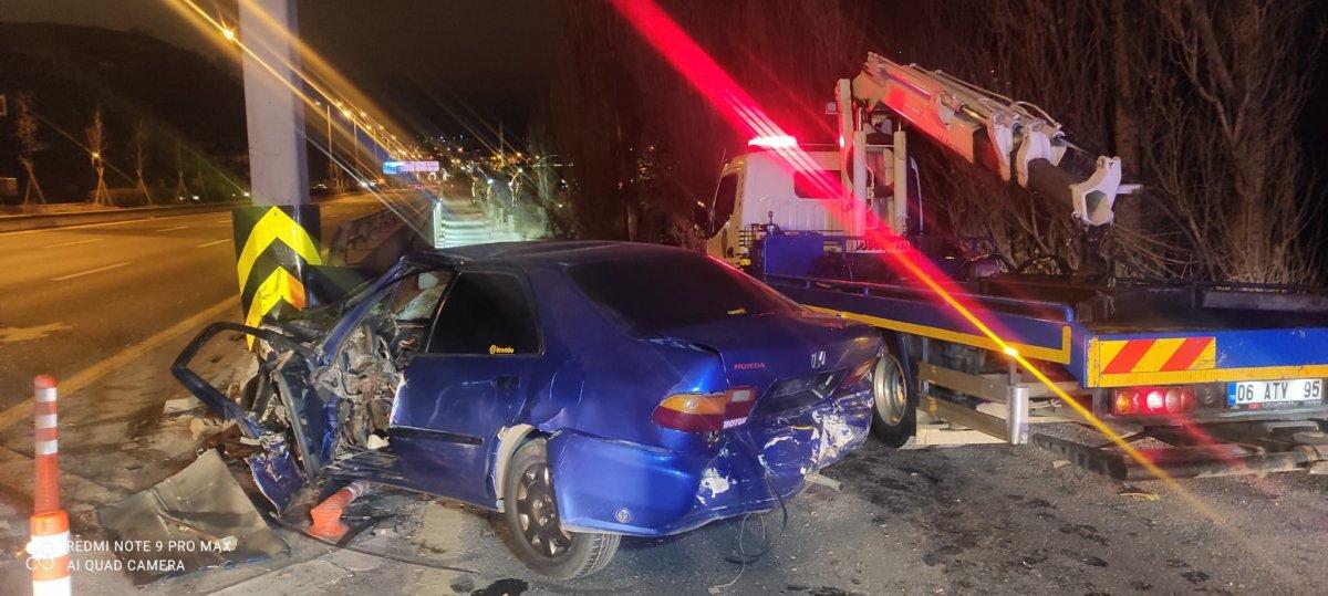 Ankara'da hakimiyetini kaybedip bariyerlere çarptı: 1 ölü, 1 yaralı