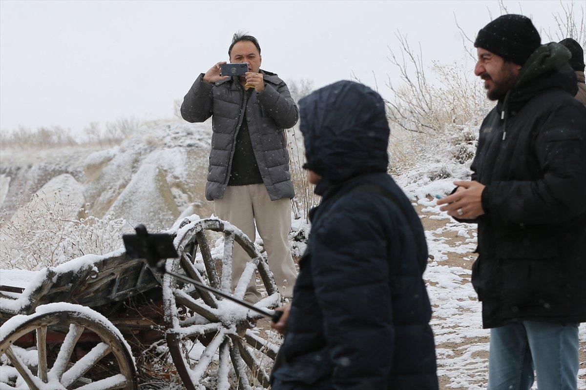Kapadokya'daki kar yağışı turistlerden yoğun ilgi gördü