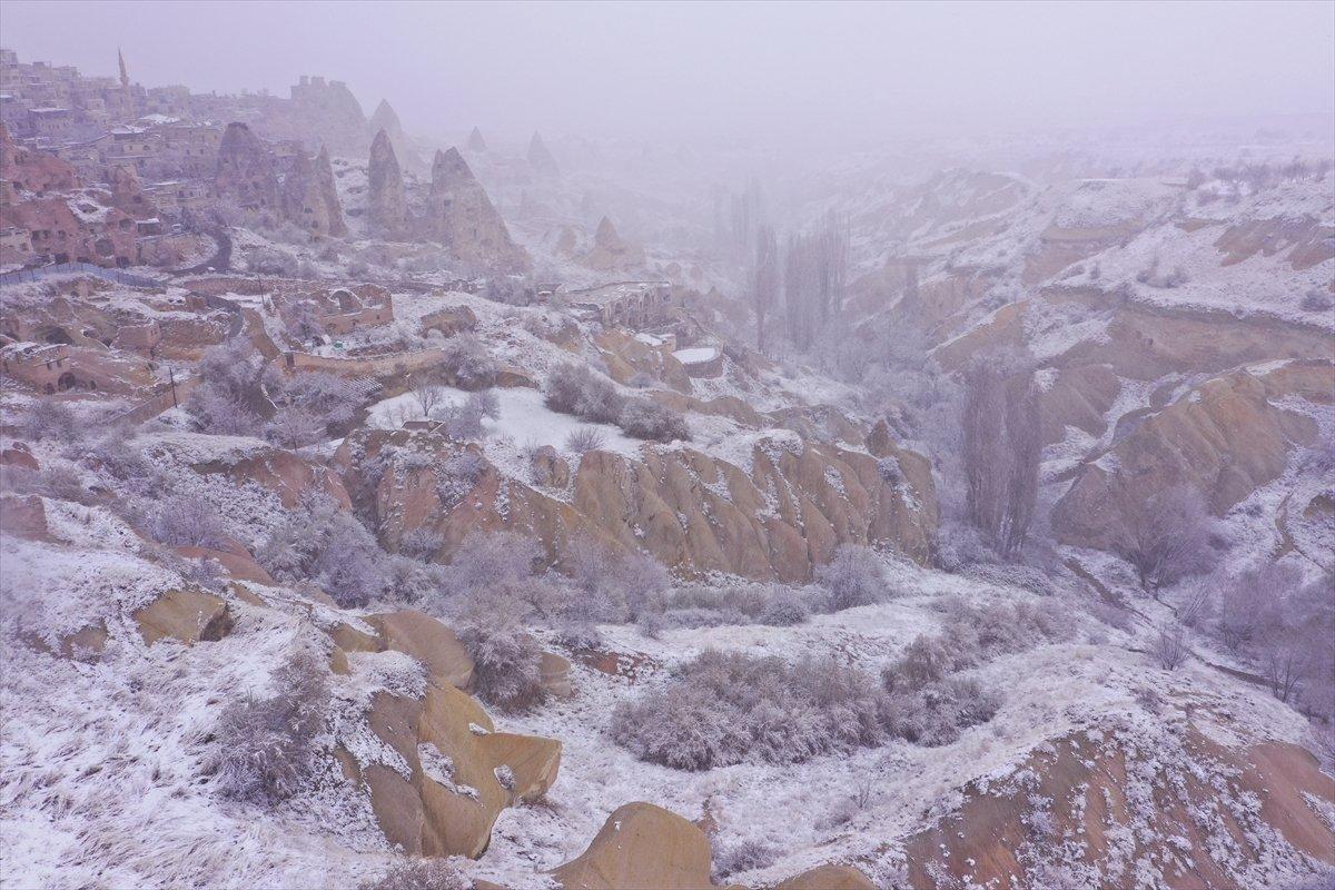 Kapadokya'daki kar yağışı turistlerden yoğun ilgi gördü