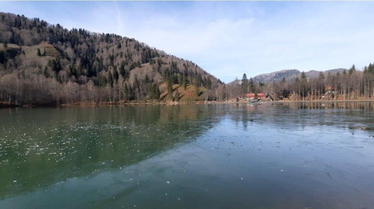 Doğa harikası Karagöl buz tuttu