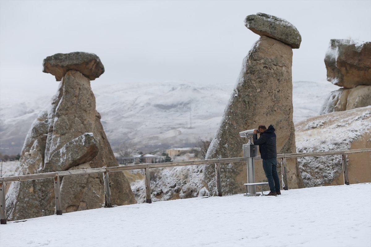 Kapadokya'daki kar yağışı turistlerden yoğun ilgi gördü
