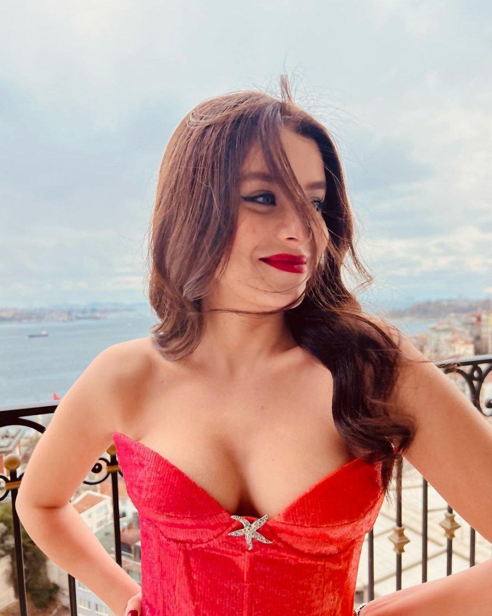 Göğüs dekolteli elbise giyen İlayda Alişan, çok beğenildi