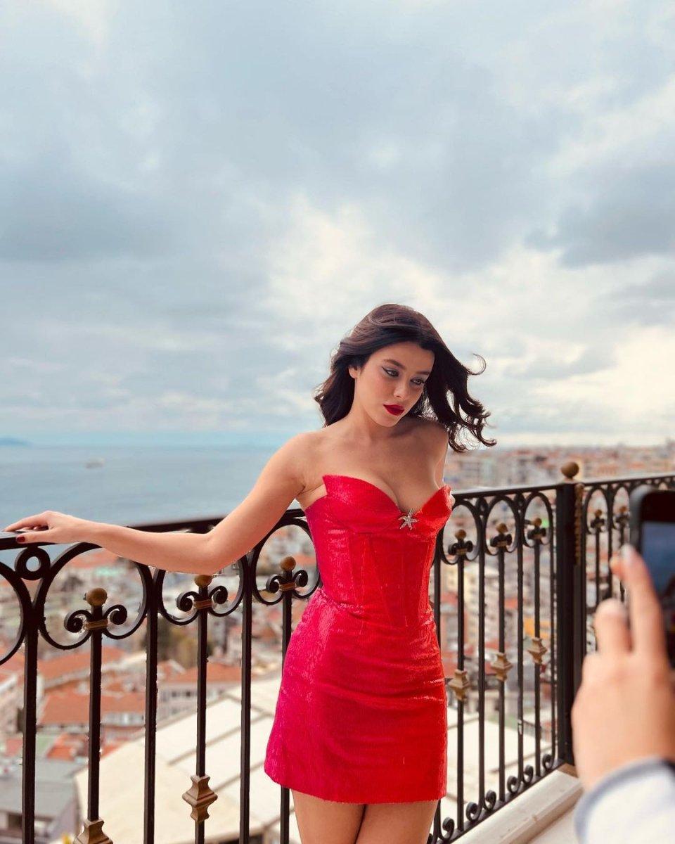 Göğüs dekolteli elbise giyen İlayda Alişan, çok beğenildi